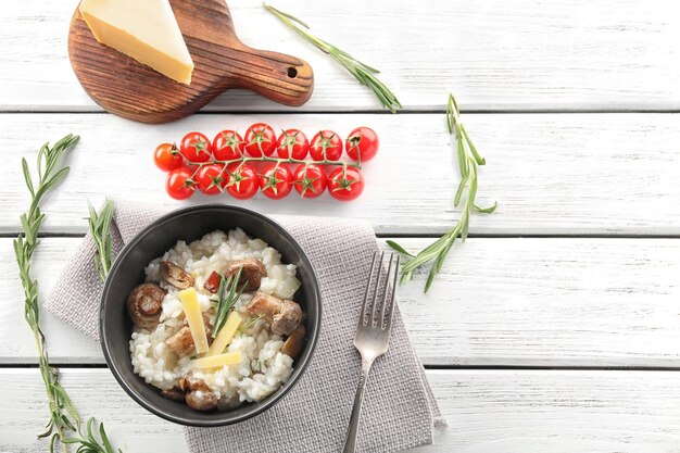 miska z domowym risotto na drewnianym stole